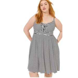 Torrid Super Soft Black/White Stripe Dress Front Tie Size 1X Stretch Pockets